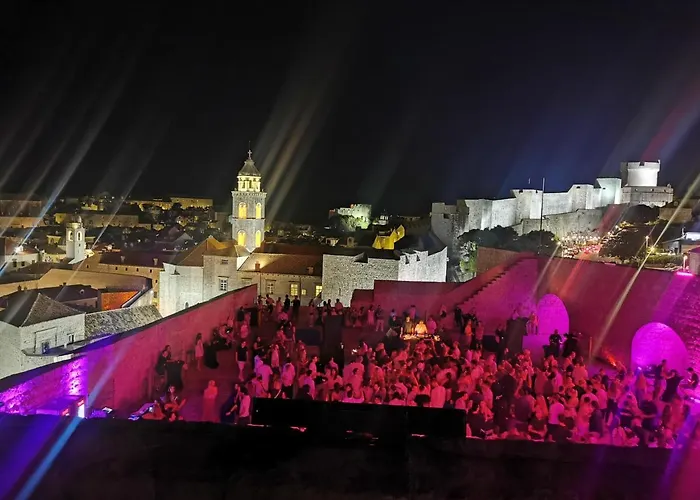 Dubrovniks Views From A Spacious Terrace Apartman *